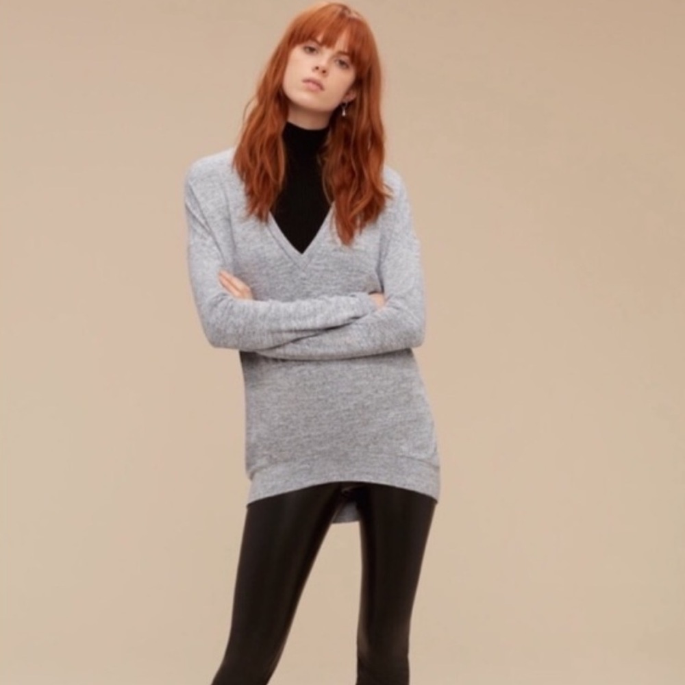 𝅺ARITZIA Wilfred Free Devinette V Neck
